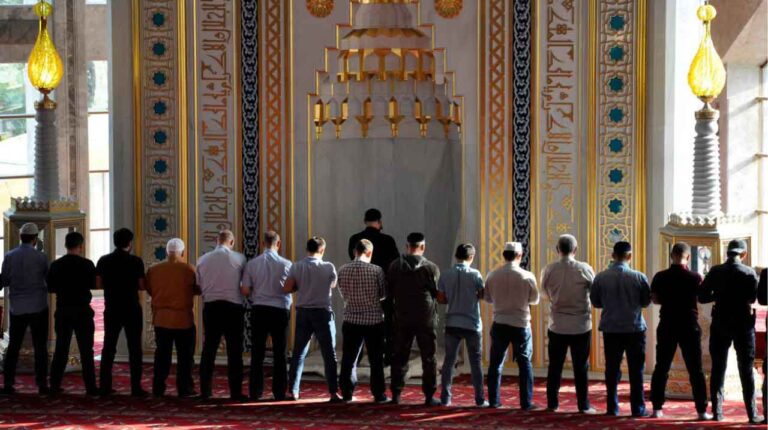 Reciting Al Fatihah Behind The Imam – Opinions and Reasons